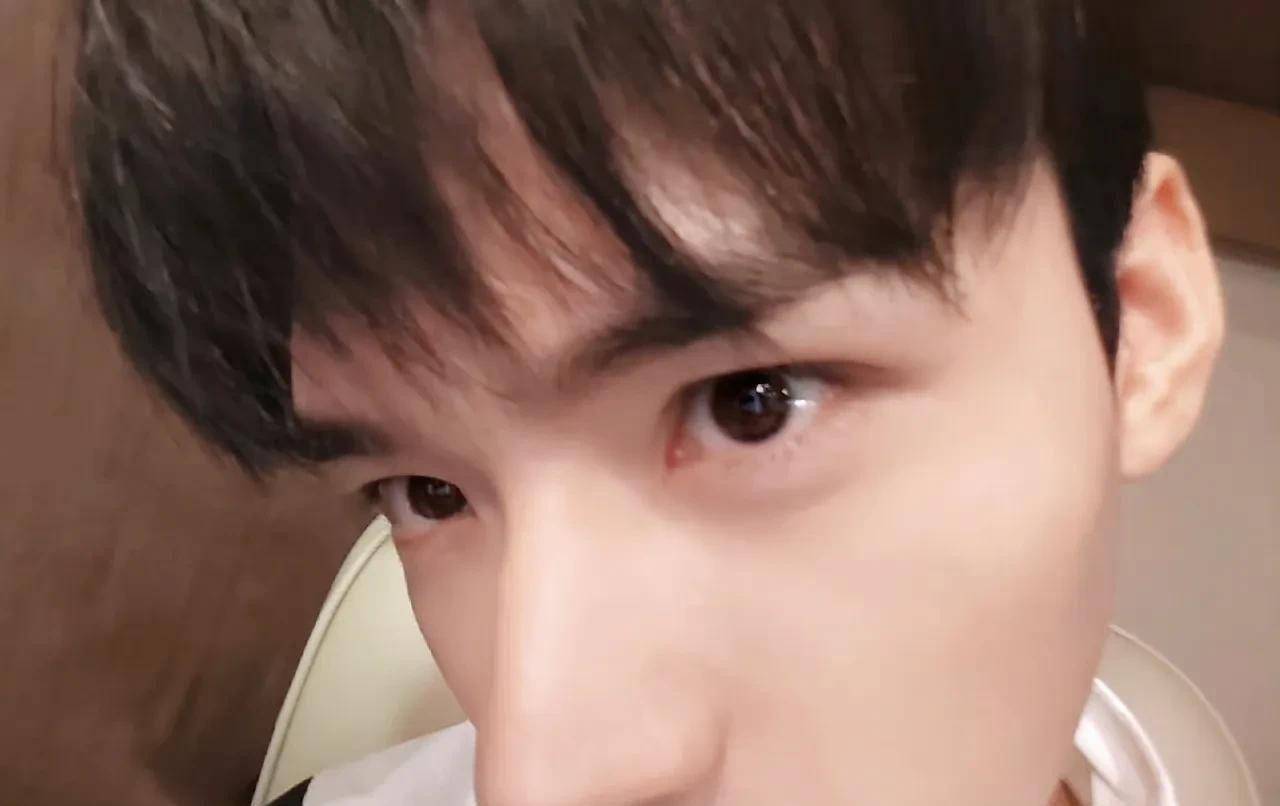 打工人打工魂,龚俊短袖短裤上班,神清气爽惹人心动