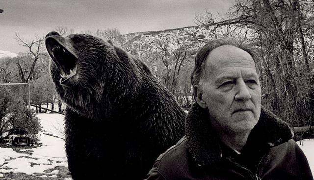 《灰熊人》,在拍摄前,他一个人听完了那段录音,尽管提摩西生前的合作