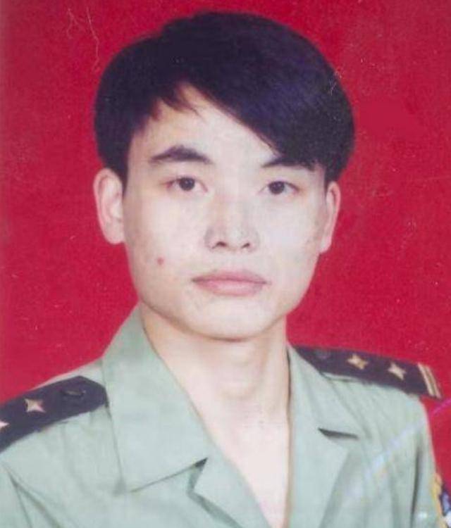 李兵做为芦振龙刚入警队的师傅,对他的评价也是赞不绝口,回忆起这位