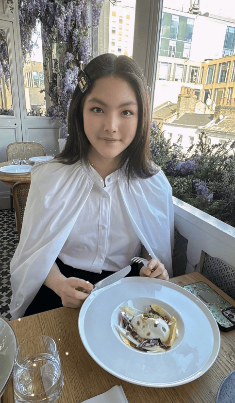 原创李湘女儿越来越会美穿21500大衣双手插兜气场堪比主持人妈妈