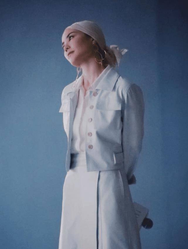 王菲早前旧照流出穿银花旗袍气质清冷不愧是天后