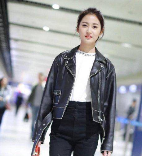 原创陈钰琪扎丸子头发型走机场皮衣搭配牛仔裤穿出高级感了吗