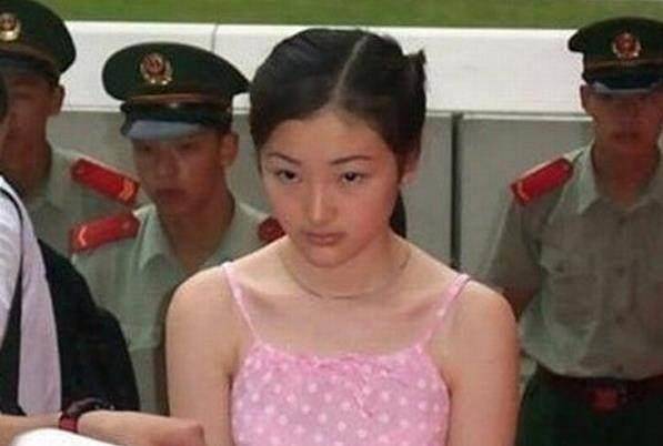 陶静,1971年生于云南,她从小父母离异,但却长得非常漂亮,不是一般的