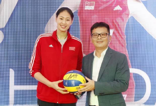 颜妮新岗位亮相,助推排球发展,郎平期待_中国女排_球迷_训练