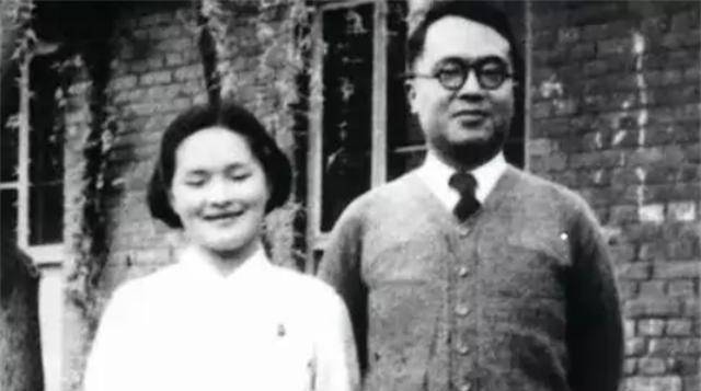 钱老夫妻俩很喜欢这个朴实热心的女婿,杨绛还为王德一理过发.