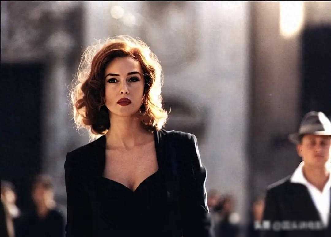 第四部《情人》主演:珍·玛奇,梁家辉影片点评:这部电影讲述了一段