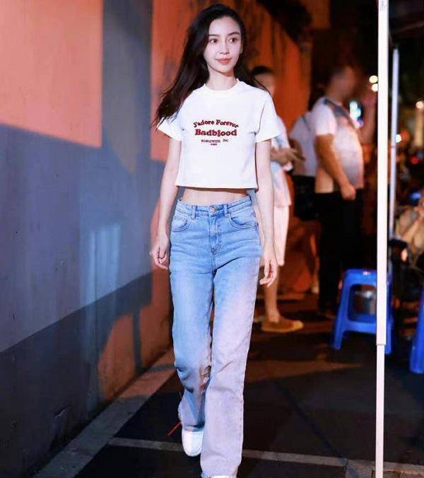 穿露脐短t露出小蛮腰,头发披散少女感十足_身材_在未来_女明星