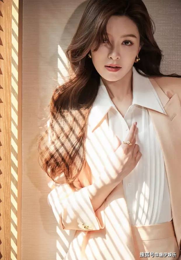 原创文咏珊春日大片释出着粉西装气质非凡光影间尽显都市丽人风范