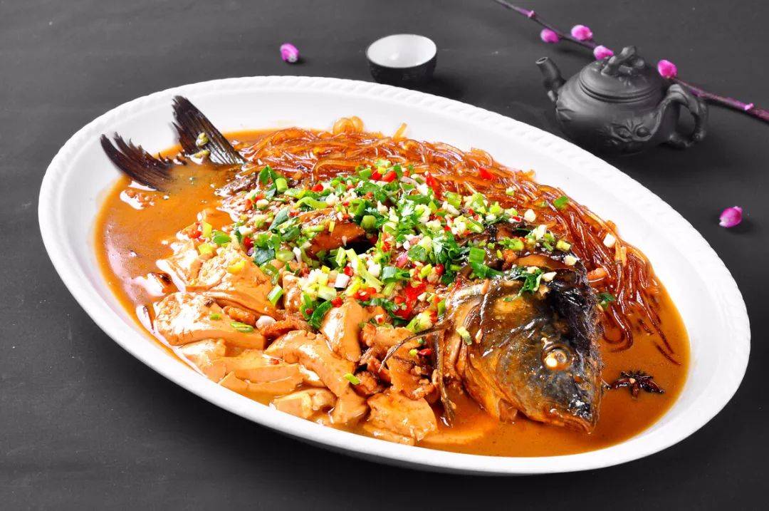 盐适量- 醋适量- 料酒适量- 葱姜蒜适量- 鲤鱼1条食材:因此,在炖鱼时