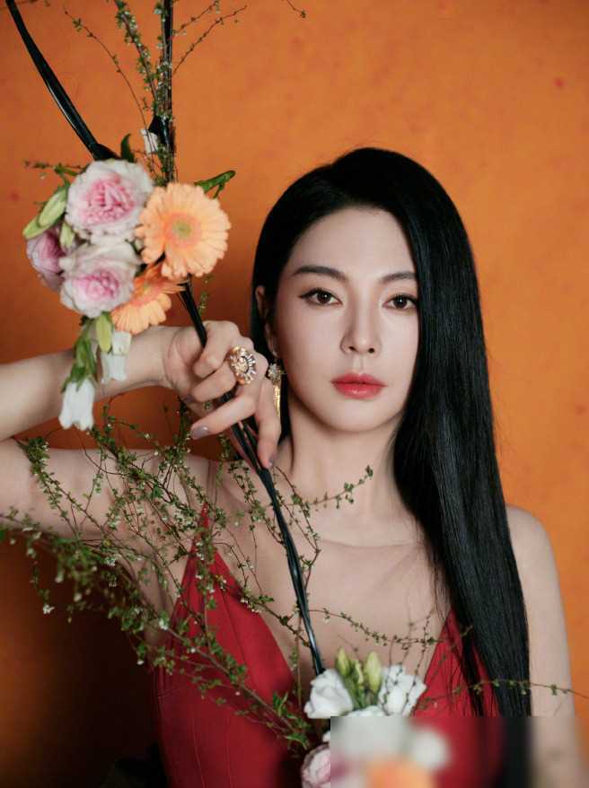 张雨绮红色性感吊带,这跟没穿有啥区别,胸部下垂太严重了