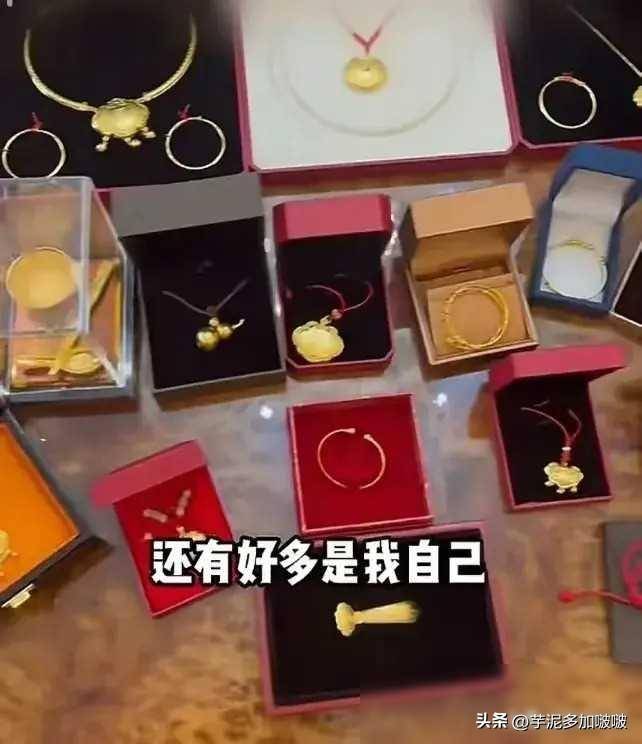 原创太壕了赵本山外孙胖到13斤大量黄金礼物摆满桌子真是开眼