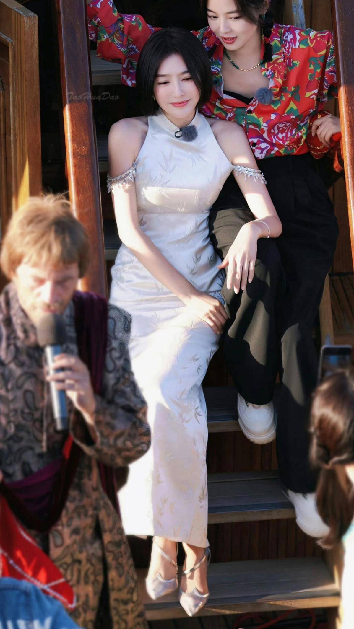原创被秦岚的上班图惊艳到剪了波波头穿旗袍变水蜜桃性感又迷人