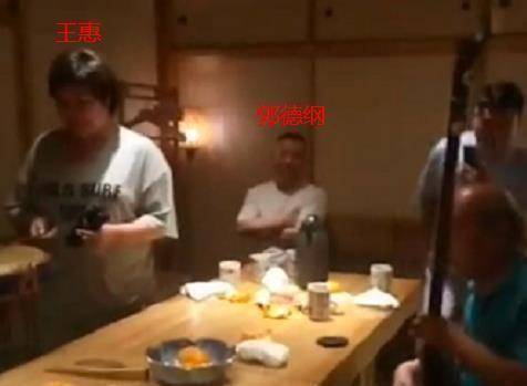 德云社众人为郭德纲老婆庆生,王惠携6岁儿子坐c位,张云雷再缺席_安迪