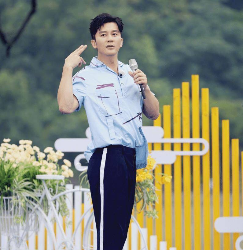 嘉宾名牌,画面切换到名牌,"现男友"名牌却很吸睛_节目_王嘉尔_李现