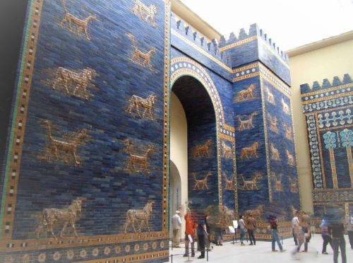 这是巴比伦古城入口处伊什塔尔大城门的复原图