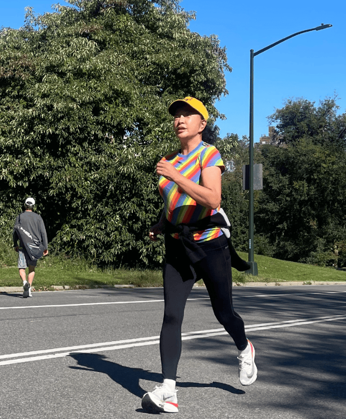 原创73岁刘晓庆罕见素颜跑步穿彩色t恤瑜伽裤运动鞋像个小姑娘