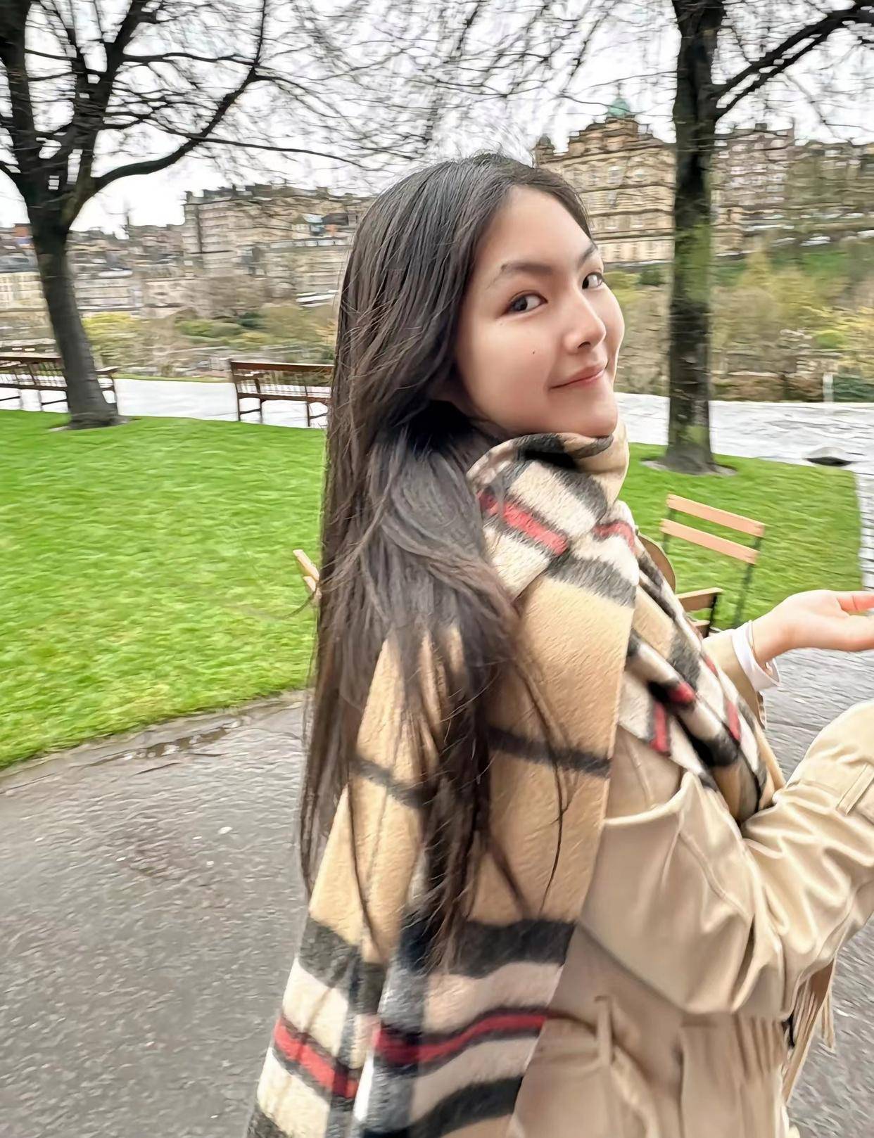 原创李湘一家英国逛画展王诗龄一身穿搭3万多王岳伦