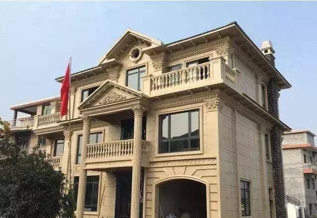 房子外墙别贴瓷砖,有钱人都用这种材料设计,既省钱又大气!