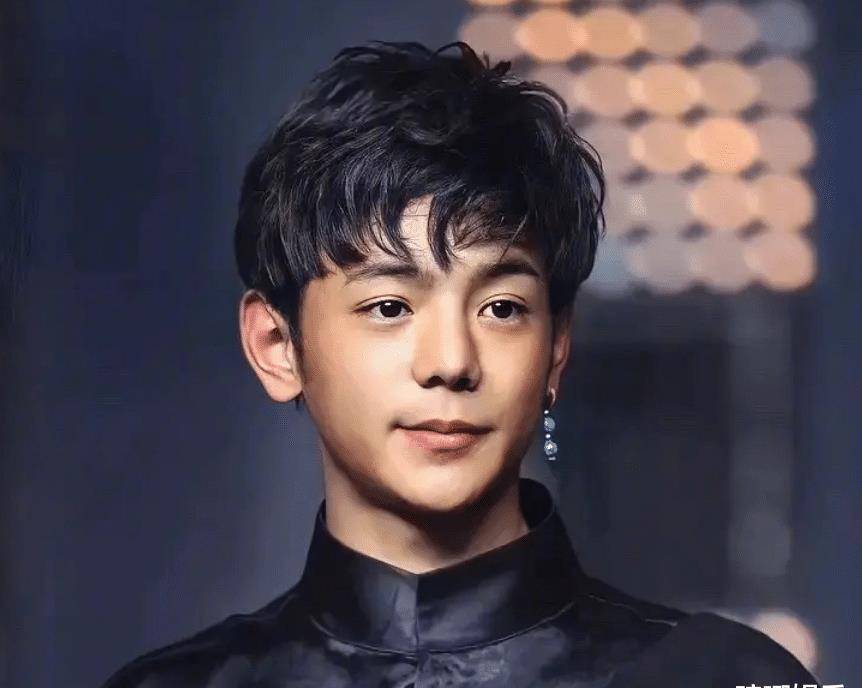 而丁真的颜值自然是不用说,五官精致得好似一个大