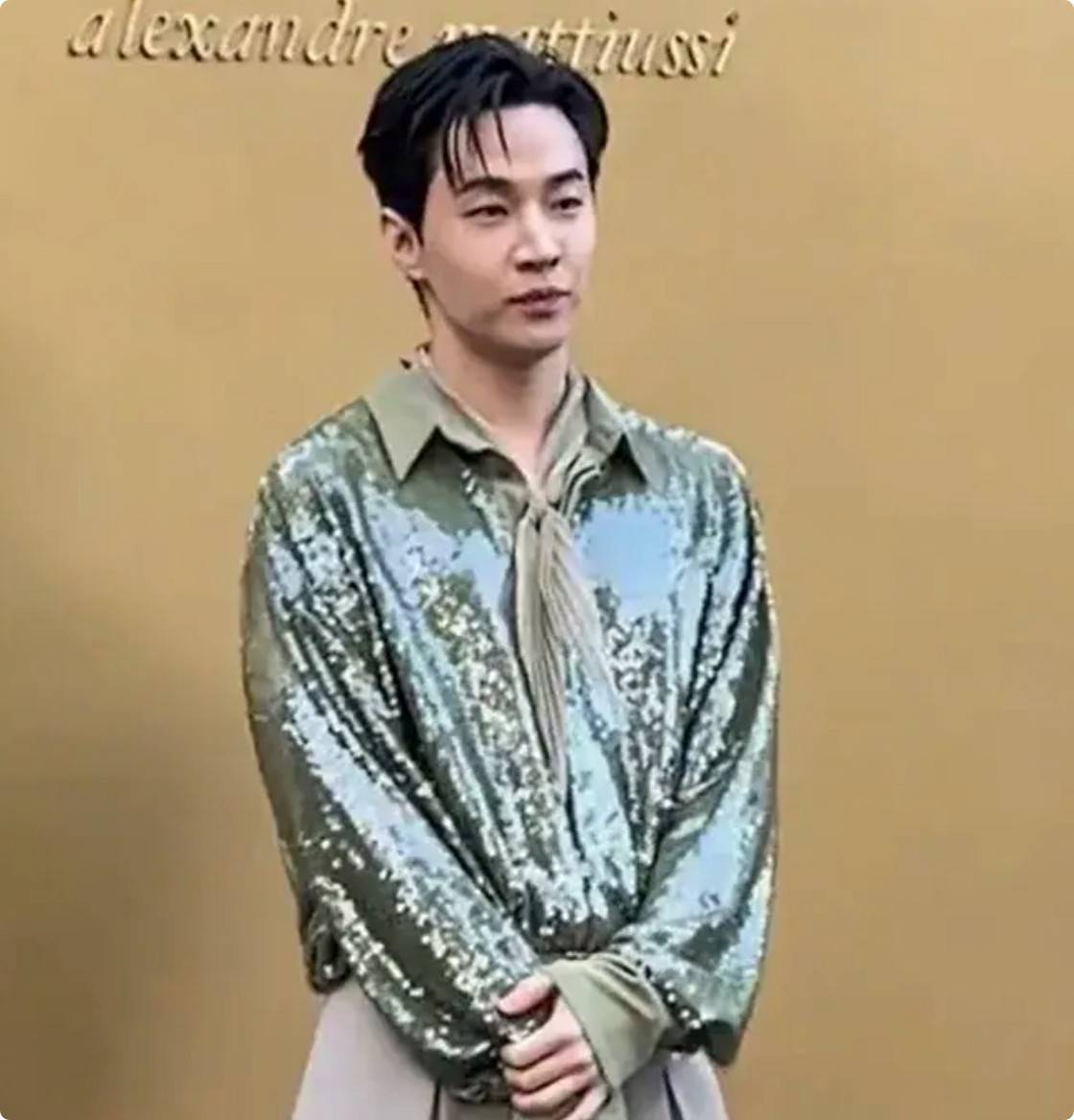 虽然刘宪华也是从小在国外长大,但是以他的状态,走这种张扬的风格没有