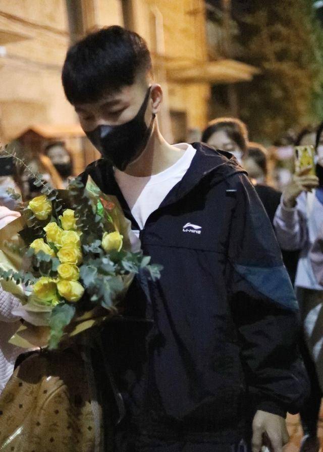 德云社何九华回归七队,二哥刘筱亭舞台拜年,网友:九华又白干了_观众