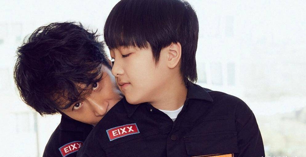 吴镇宇儿子长偏了从正太变成了小胖墩穿父子装合照还没爸爸帅