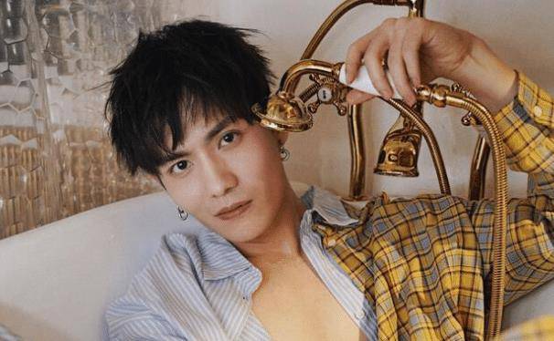 出身普通家庭的胡文喆曾经学的是护理专业如今却成为一个演员