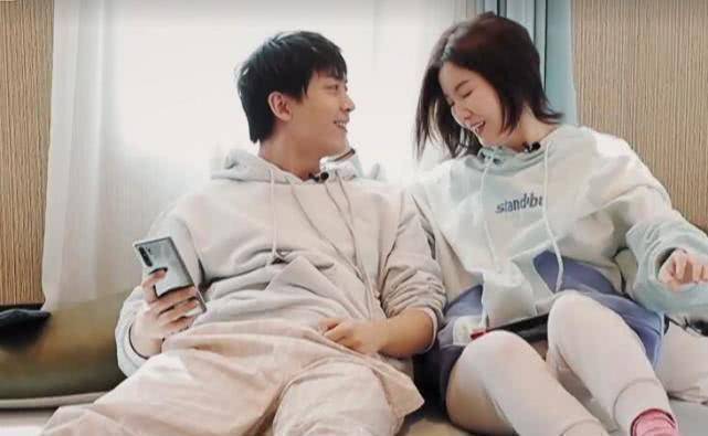 李佳航跟老婆在家玩游戏谁注意李晟脚的位置忘了在录节目