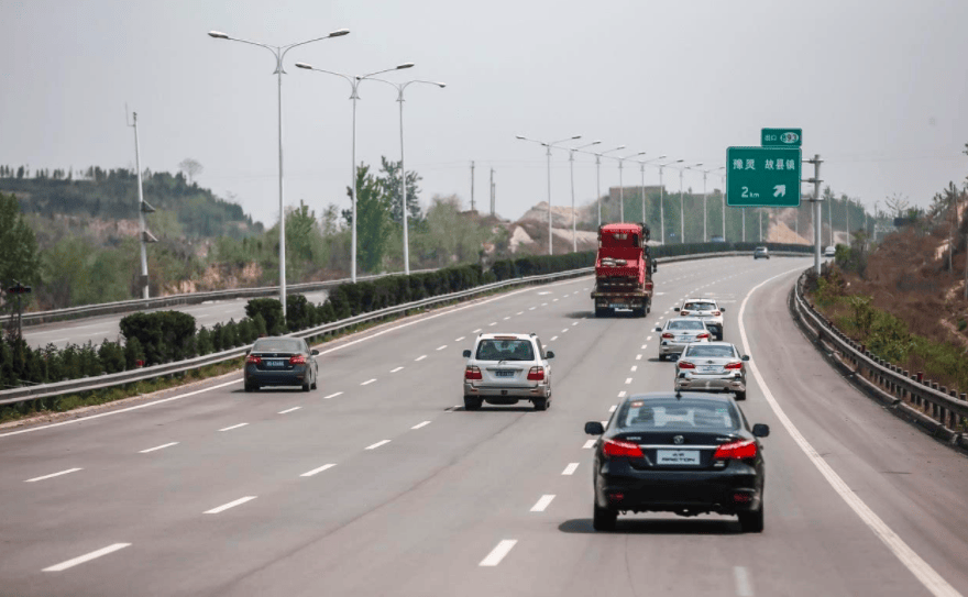 在高速上开车时,最省油的车速是多少?是不是速度越快越省油?