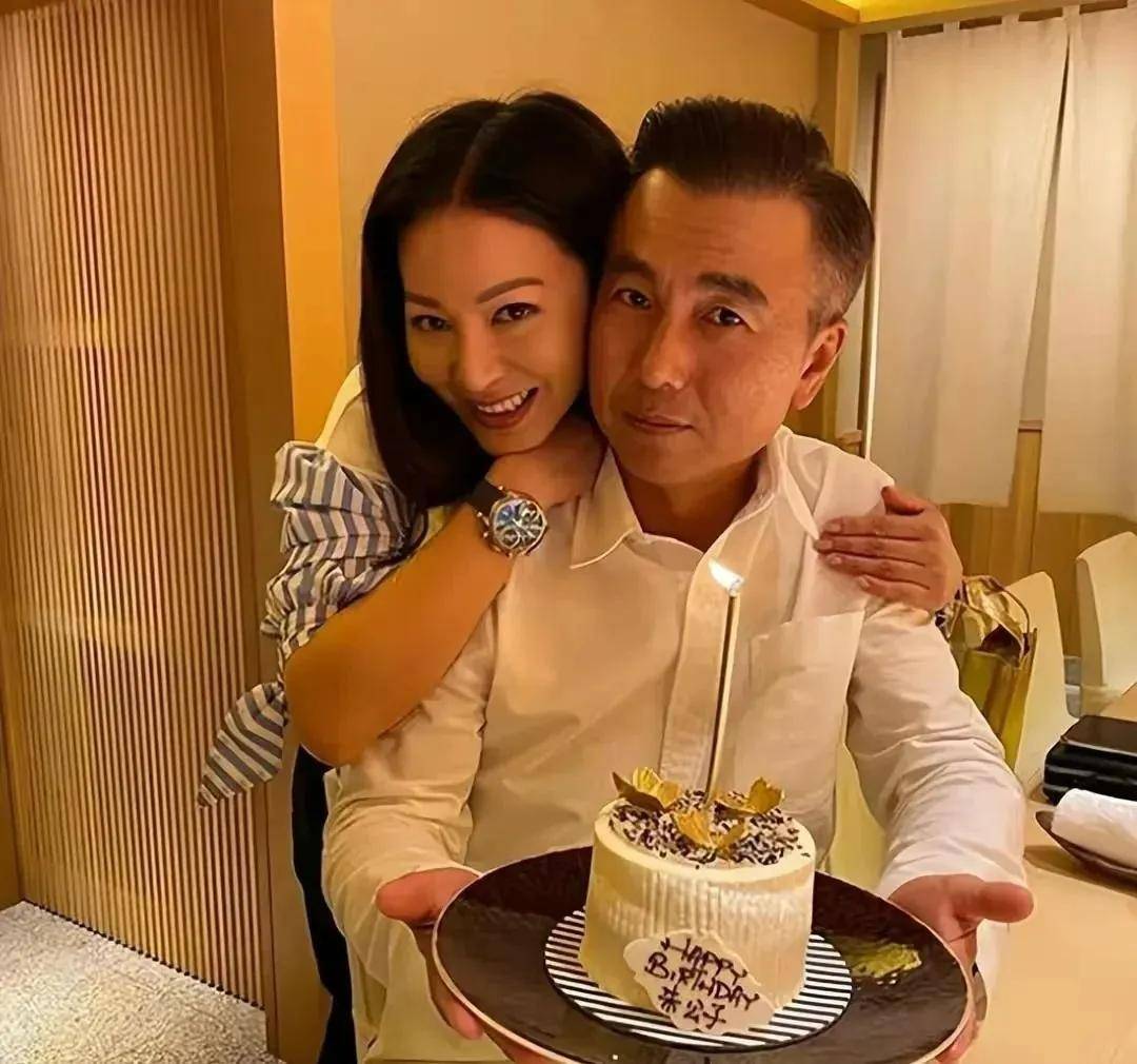 56岁知名港星实惨,餐厅倒闭,老婆跟人跑,却得不到网友同情_滕丽名