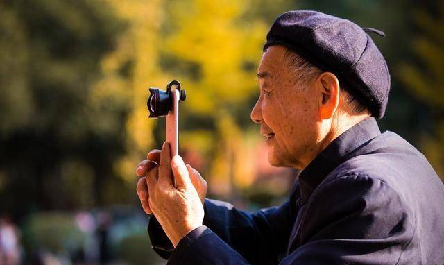 老年人比年轻人还容易沉迷短视频为何如此吸引人