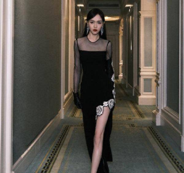 唐嫣在这次走秀中的妆容给人一种御姐气质的感觉,她的身材不仅好看,还