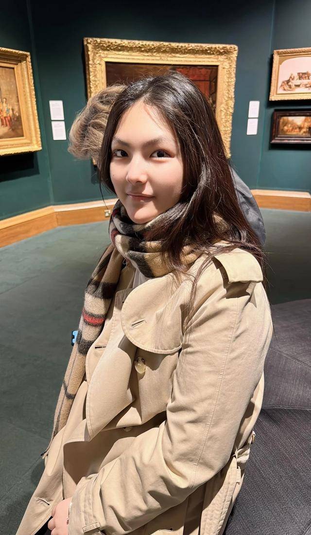 李湘一家三口看画展,王岳伦撇女友陪女儿,王诗龄一身行头好几万