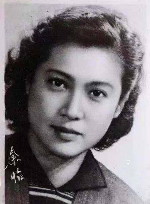 100岁秦怡在病房过生日坐轮椅戴丝巾略显憔悴尝遍人间疾苦