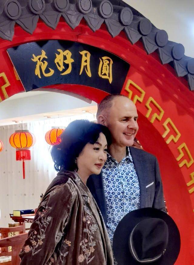 金星发文宣布和丈夫汉斯重新登记结婚,众网友诧异金姐居然离过婚
