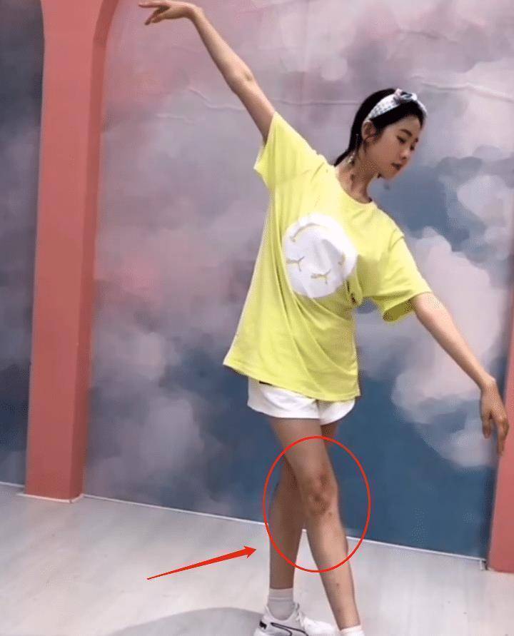原创张艺凡穿短裤摆芭蕾动作离开精修待遇后再不羡慕芭蕾腿了