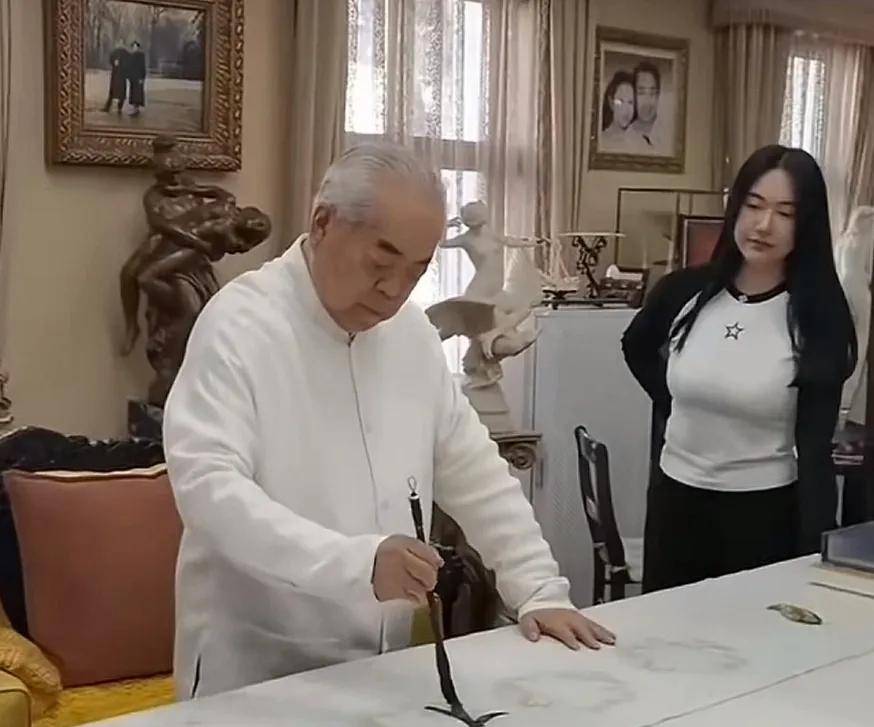 86岁富豪艺术家宣布四婚,娇妻身份被扒,身材火辣大量私照流出_范曾