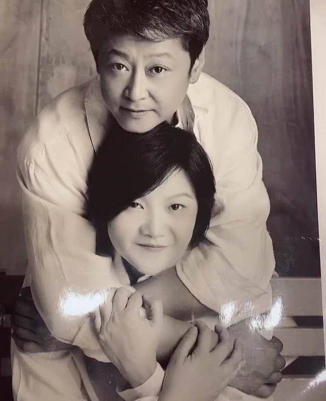 原创洪晃晒老公近照打耳钉比前夫陈凯歌时髦女儿更潮染渐变绿头发