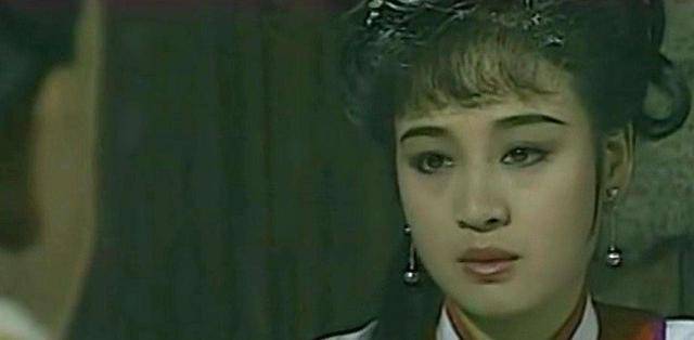 这也就造成了袁紫衣比较敏感还有一些自以为是,袁紫衣的生父凤天南是