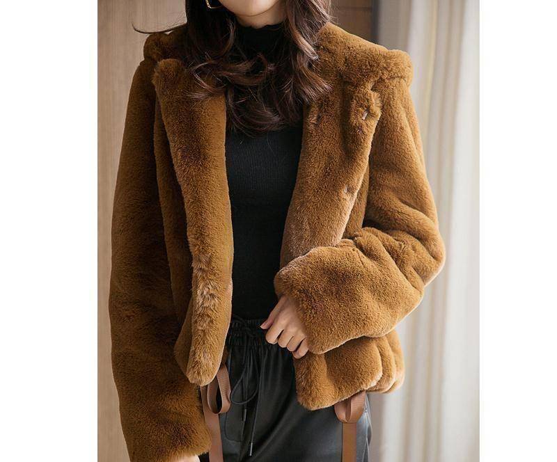 一件羊绒经典色系列设计的皮草大衣,实在是太温暖轻奢了.