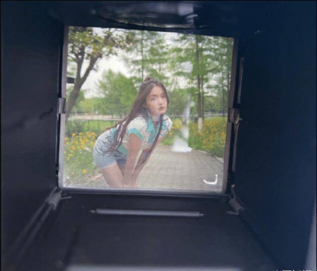 林允大热天户外拍照俏皮少女,一身短装元气十足,白皙大长腿亮眼_摄影_