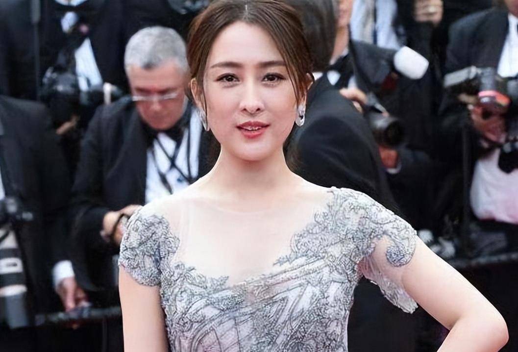 每次我一想到她走红地毯的时候,被保安赶下场去,我就笑得肚子疼.