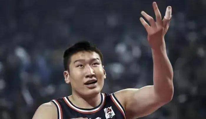 个人比较看好上海队,有王哲林来防守,外线有布莱德索这样