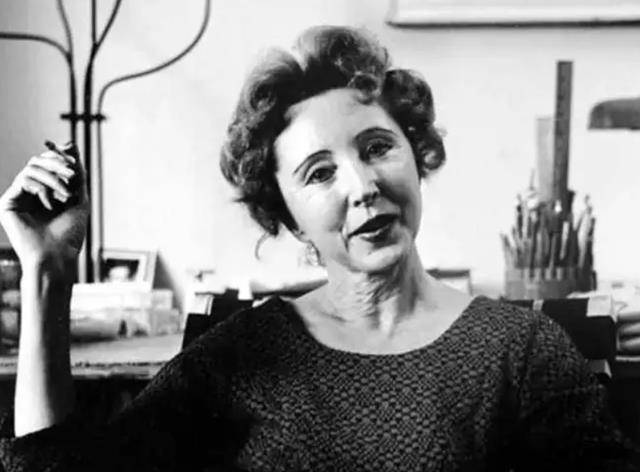 她像菲茨杰拉德笔下中的黛西,一边难以舍弃丈夫汤姆带来的富裕生活