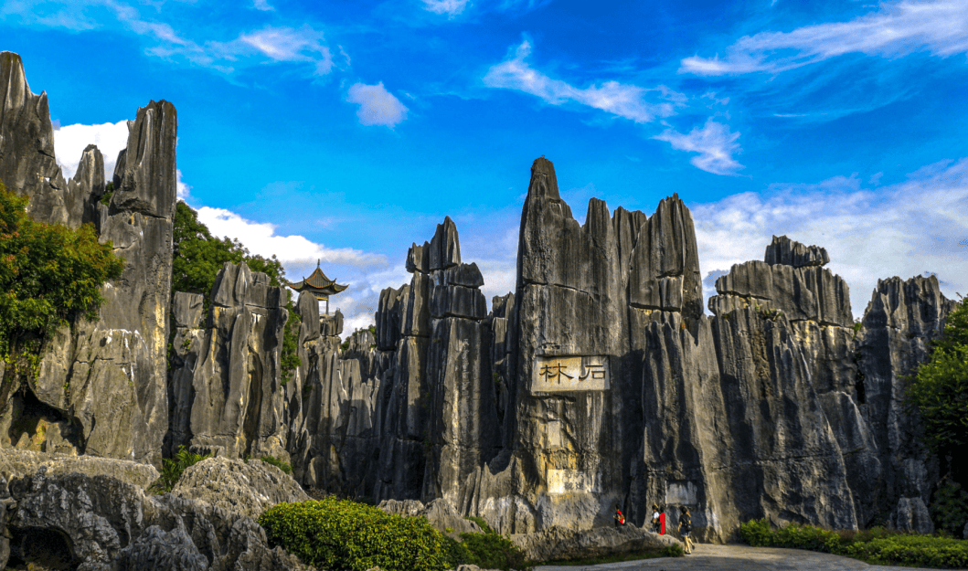 "探访中国西南瑰宝:云南丘北石林的奇妙景观"_段元_石柱_丘北县