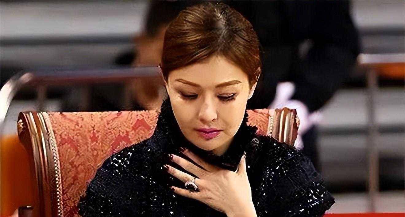 cba"最美"老板娘,身价40亿给易建联亿元合同,后背纹身显_吴迪_篮球
