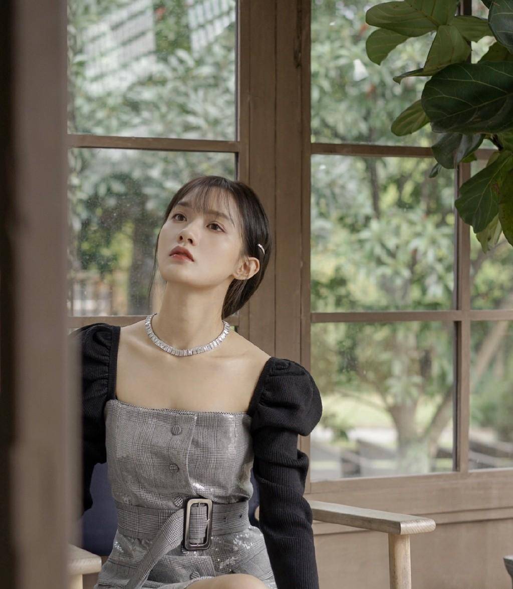 她是被《创造101》淘汰的小富婆,今晒居家照,穿卫衣也很甜美_陈意涵