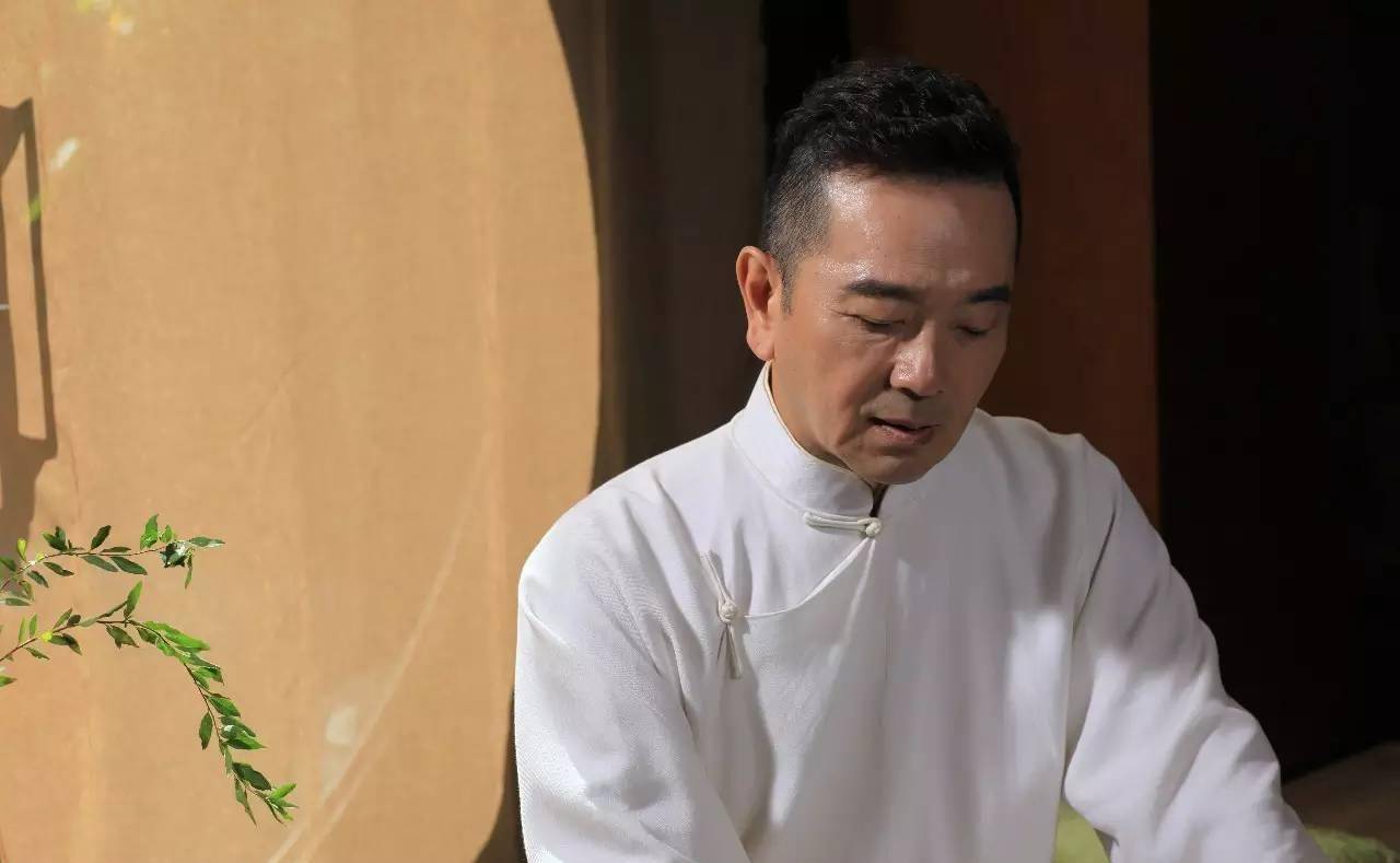 原创富豪张晨光戏里身价过亿挥金如土戏外穿35年旧衣戏服靠租