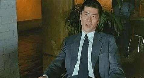 黄炳耀跟周星驰合作的是《逃学威龙》,跟郑祖合作的是《百变金刚》