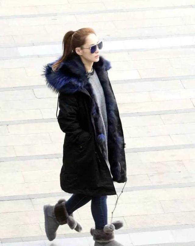 阿娇近来的时尚衣品让人不禁点赞,不过踩上雪地靴瞬间打回原形,上身